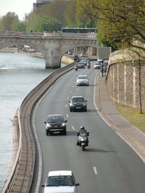  voitures sur les voies sur berges
